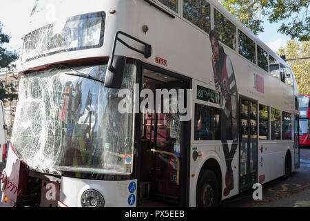 Le dommage résultant d'un pare-brise du bus de Londres après un accident impliquant trois autobus à Elephant and Castle, le 16 octobre 2018, à Londres, en Angleterre. Banque D'Images