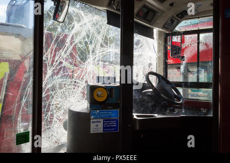 Le dommage résultant d'un pare-brise du bus de Londres après un accident impliquant trois autobus à Elephant and Castle, le 16 octobre 2018, à Londres, en Angleterre. Banque D'Images