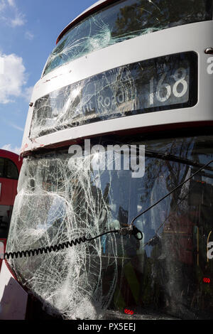 Le dommage résultant d'un pare-brise du bus de Londres après un accident impliquant trois autobus à Elephant and Castle, le 16 octobre 2018, à Londres, en Angleterre. Banque D'Images