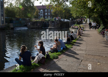 Les Londoniens profitez d'un été indien d'automne sur le Regent's Canal de halage à Hackney, le 16 octobre 2018, à Londres, en Angleterre. Banque D'Images