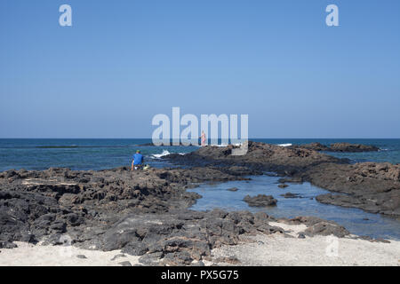 Deux pêcheurs d'El Cotillo allant vers le nord en direction de la plage de la Concha, La Oliva, Fuerteventura, Iles Canaries, Espagne Banque D'Images