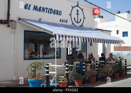 Les gens en train de déjeuner sur la terrasse d'El Mentidero Cafe, El Cotillo, La Oliva, Fuerteventura, Îles Canaries, Espagne Banque D'Images