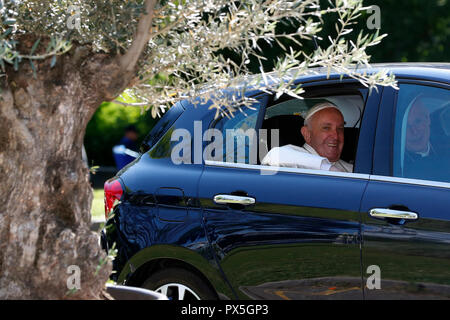 Le pape François est assis dans une voiture lorsqu'il arrivera au Conseil mondial des Eglises (CME) à Genève, le 21 juin 2018. La Suisse. Banque D'Images
