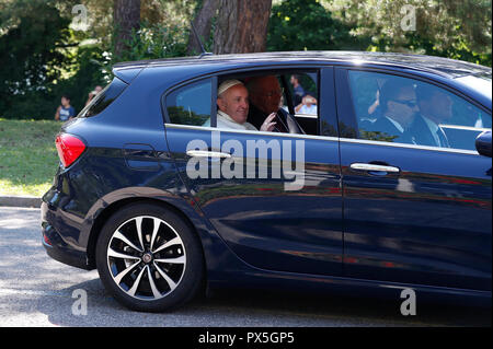 Le pape François est assis dans une voiture lorsqu'il arrivera au Conseil mondial des Eglises (CME) à Genève, le 21 juin 2018. La Suisse. Banque D'Images