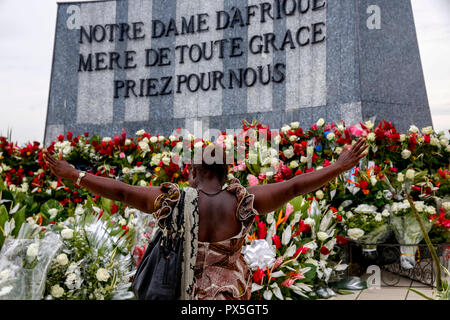 Femme en prière à Notre Dame d'Afrique sanctuaire catholique, Abidjan, Côte d'Ivoire. Banque D'Images