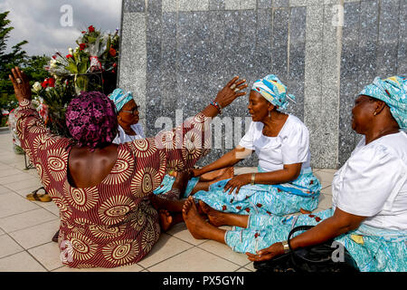 Pèlerins priant et joindre les mains à Notre Dame d'Afrique sanctuaire catholique, Abidjan, Côte d'Ivoire. Banque D'Images