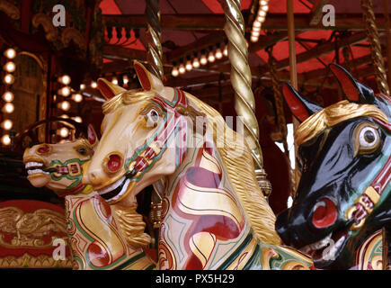 Chevaux sur un carrousel de foire Banque D'Images