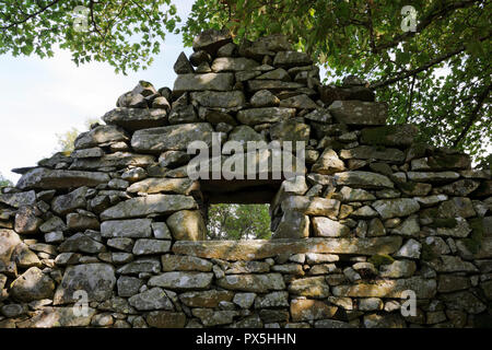 À la recherche de l'intérieur d'une fenêtre dans un mur pignon d'une grange construite de pierres sèches à la ferme des hautes terres abandonnées de Hafod y Garreg, vallée de Conwy, au Pays de Galles. Banque D'Images