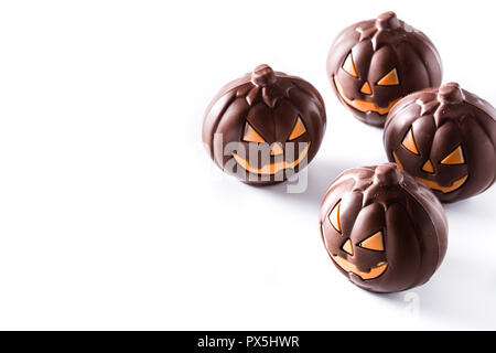 Citrouilles d'Halloween au chocolat isolé sur fond blanc. Copyspace Banque D'Images