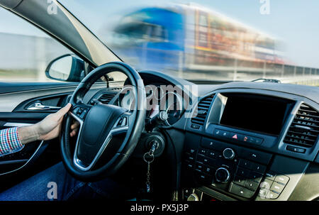 Un conducteur circulant sur l'Autoroute, Vue à partir de la voiture avec un camion floue de mouvement en arrière-plan Banque D'Images