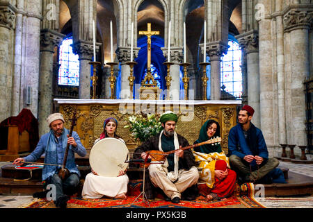 Mariage musulman Soufi dans l'église catholique St Nicolas, Blois, France. Groupe de musique soufie. Banque D'Images