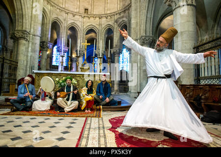 Mariage musulman Soufi dans l'église catholique St Nicolas, Blois, France. Groupe de musique soufie et derviche tourneur. Banque D'Images