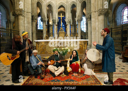 Mariage musulman Soufi dans l'église catholique St Nicolas, Blois, France. Groupe de musique soufie et laïc catholique chanter ensemble. Banque D'Images