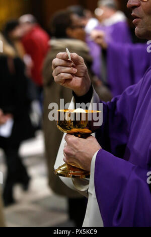 Le mercredi des cendres célébration à la cathédrale Notre Dame, Paris, France. Banque D'Images