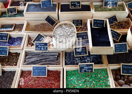 Épices diverses affiché sur un marché. La France. Banque D'Images