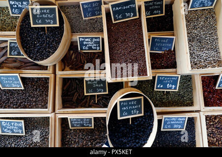 Épices diverses affiché sur un marché. Choix de poivre noir. La France. Banque D'Images