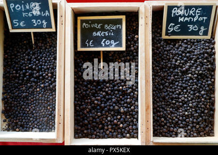 Épices diverses affiché sur un marché. Choix de poivre noir. La France. Banque D'Images