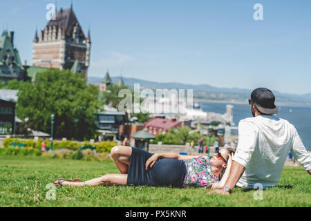 A Pregnant couple portrait en extérieur dans la ville de Québec Banque D'Images