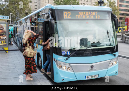 Les touristes, obtenir de l'Aérobus,, l'aéroport, bus, navette,à l'aéroport de Barcelone, l'aéroport,de,,a,la Placa de Catalunya, Plaça de Catalunya de Barcelone,Espagne,Catalogne,espagnol, Banque D'Images