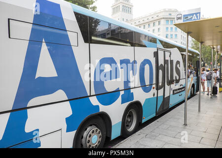 Les touristes, obtenir de l'Aérobus,, l'aéroport, bus, navette,à l'aéroport de Barcelone, l'aéroport,de,,a,la Placa de Catalunya, Plaça de Catalunya de Barcelone,Espagne,Catalogne,espagnol, Banque D'Images