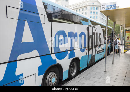 Les touristes, obtenir de l'Aérobus,, l'aéroport, bus, navette,à l'aéroport de Barcelone, l'aéroport,de,,a,la Placa de Catalunya, Plaça de Catalunya de Barcelone,Espagne,Catalogne,espagnol, Banque D'Images