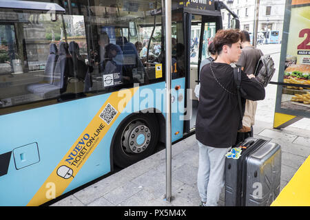 Les touristes, obtenir de l'Aérobus,, l'aéroport, bus, navette,à l'aéroport de Barcelone, l'aéroport,de,,a,la Placa de Catalunya, Plaça de Catalunya de Barcelone,Espagne,Catalogne,espagnol, Banque D'Images