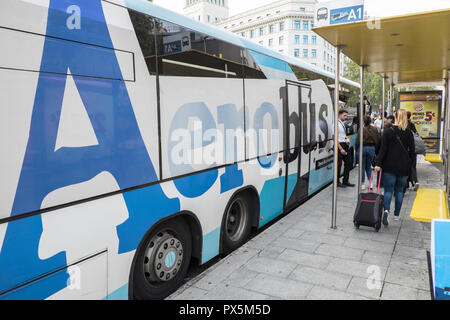 Les touristes, obtenir de l'Aérobus,, l'aéroport, bus, navette,à l'aéroport de Barcelone, l'aéroport,de,,a,la Placa de Catalunya, Plaça de Catalunya de Barcelone,Espagne,Catalogne,espagnol, Banque D'Images