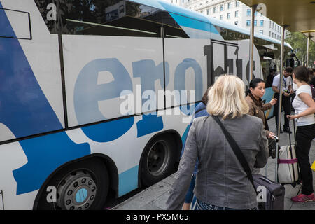 Les touristes, obtenir de l'Aérobus,, l'aéroport, bus, navette,à l'aéroport de Barcelone, l'aéroport,de,,a,la Placa de Catalunya, Plaça de Catalunya de Barcelone,Espagne,Catalogne,espagnol, Banque D'Images