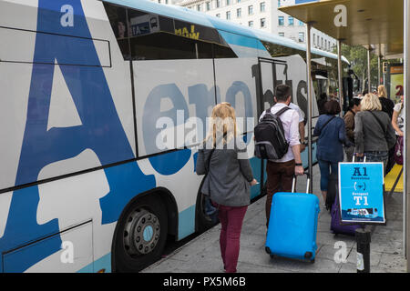 Les touristes, obtenir de l'Aérobus,, l'aéroport, bus, navette,à l'aéroport de Barcelone, l'aéroport,de,,a,la Placa de Catalunya, Plaça de Catalunya de Barcelone,Espagne,Catalogne,espagnol, Banque D'Images