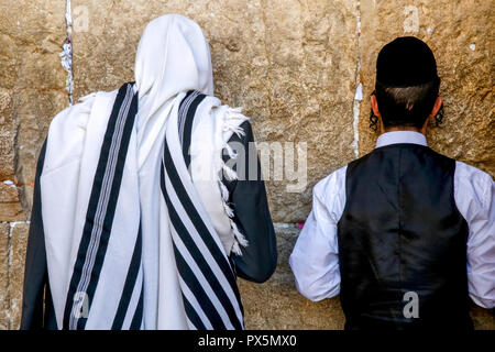 Juifs en prière au Mur des lamentations, Jérusalem, Israël. Banque D'Images