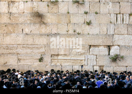 La prière au Mur des lamentations pendant Pessah festival. Jérusalem, Israël. Banque D'Images