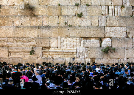 La prière au Mur des lamentations pendant Pessah festival. Jérusalem, Israël. Banque D'Images