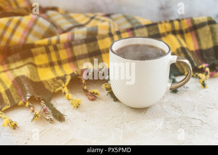 Composition d'automne. Tasse de café et une couverture avec des carrés Banque D'Images