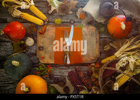 Dîner de Thanksgiving. Fruits d'automne avec la plaque et couverts. Thanksgiving automne fond Banque D'Images