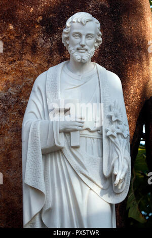 Hai fils église catholique. Saint Joseph le charpentier. Statue. Ba Ria. Le Vietnam. Banque D'Images