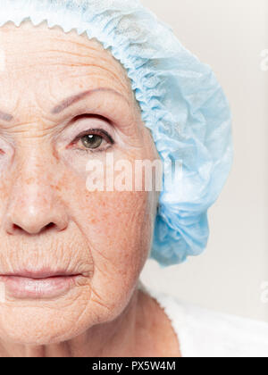 Le visage de mid age femme avant la chirurgie plastique. Modèle féminin senior. La chirurgie plastique, levage, concept de vieillissement Banque D'Images