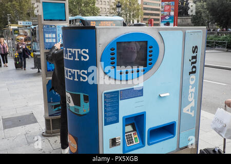 Les touristes, obtenir de l'Aérobus,, l'aéroport, bus, navette,à l'aéroport de Barcelone, l'aéroport,de,,a,la Placa de Catalunya, Plaça de Catalunya de Barcelone,Espagne,Catalogne,espagnol, Banque D'Images