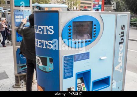 Les touristes, obtenir de l'Aérobus,, l'aéroport, bus, navette,à l'aéroport de Barcelone, l'aéroport,de,,a,la Placa de Catalunya, Plaça de Catalunya de Barcelone,Espagne,Catalogne,espagnol, Banque D'Images