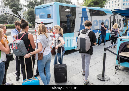 Les touristes, obtenir de l'Aérobus,, l'aéroport, bus, navette,à l'aéroport de Barcelone, l'aéroport,de,,a,la Placa de Catalunya, Plaça de Catalunya de Barcelone,Espagne,Catalogne,espagnol, Banque D'Images