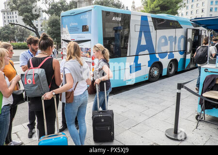 Les touristes, obtenir de l'Aérobus,, l'aéroport, bus, navette,à l'aéroport de Barcelone, l'aéroport,de,,a,la Placa de Catalunya, Plaça de Catalunya de Barcelone,Espagne,Catalogne,espagnol, Banque D'Images