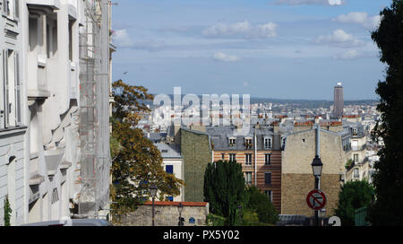 Vue sur les toits et façades de Paris à partir de la colline de Montmartre Banque D'Images