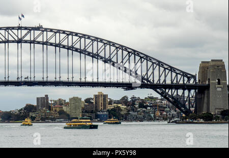 Ferries sous le pont du port de Sydney sur le port de Sydney Sydney NSW Australie. Banque D'Images