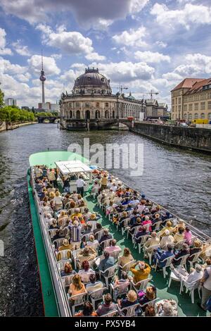 Allemagne, Berlin, Excursion bateau plein de touristes approchant le Musée Bode, au patrimoine mondial de l'UNESCO de l'île aux musées de pr Banque D'Images