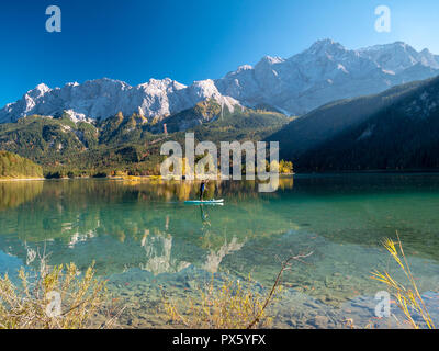 Image de Stand up Paddling sur un beau lac de montagne en automne Banque D'Images