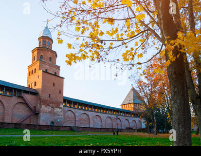 Veliki Novgorod, Russie. Hypothèse et Kokui tours de Veliki Novgorod Kremlin au coucher du soleil d'automne. L'architecture de l'automne paysage de Veliki Novgorod Kre Banque D'Images