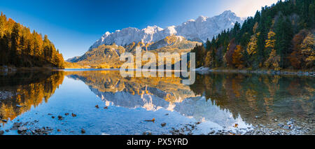Image du panorama de l'Eibsee au cours de l'automne avec Zudspitze dans l'arrière-plan et de l'eau réflexions Banque D'Images