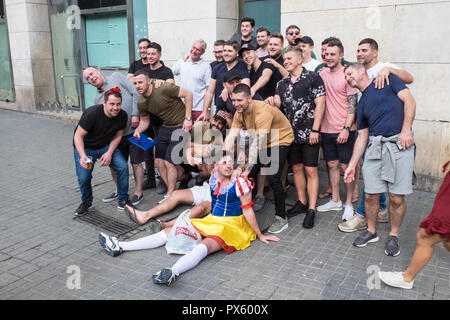 British,stag,party,le long de La Rambla,de,la Ramblas,pose,pour,un,groupe,photo,occasion,main,guy,habillé,en,jupe,Barcelone,Catalan,Catalunya, Espagne, Espagnol, Banque D'Images