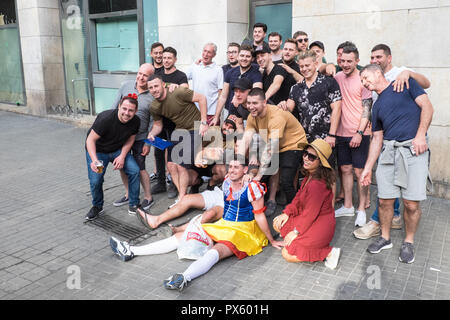 British,stag,party,le long de La Rambla,de,la Ramblas,pose,pour,un,groupe,photo,occasion,main,guy,habillé,en,jupe,Barcelone,Catalan,Catalunya, Espagne, Espagnol, Banque D'Images