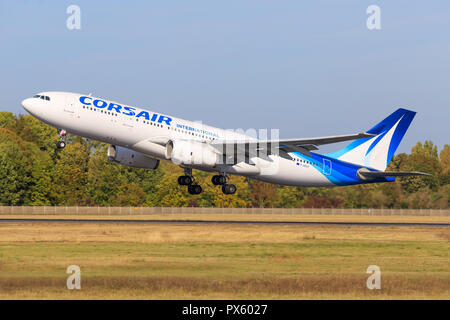 Paris/France le 9 octobre 2018 : Airbus A330 de Corsair à l'atterrissage à l'aéroport de Paris. Banque D'Images