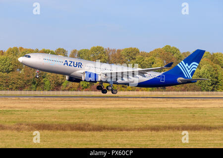 Paris/France le 9 octobre 2018 : Airbus A330 d'Azur, à l'atterrissage à l'aéroport de Paris. Banque D'Images